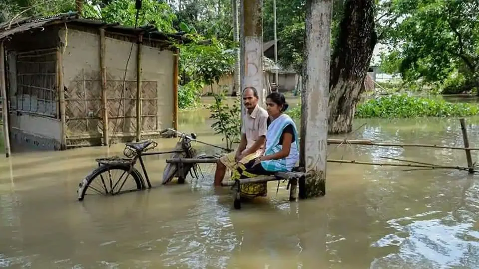 ক’ৰ’নাতংকৰ মাজতে প্ৰলয়ংকৰী বানত বিধ্বস্ত অসমৰ কিছু দুখলগা ছবি