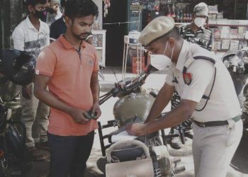 মাস্ক পৰিধান নকৰা সকলৰ বিৰুদ্ধে শিৱসাগৰ আৰক্ষীৰ অভিযান