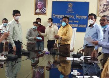 প্রতিৰোধী বন্ধু সকলৰ মাজত ৰাজহ মন্ত্ৰী যোগেন মহনৰ মাস্ক আৰু চেনিটাইজাৰ বিতৰণ