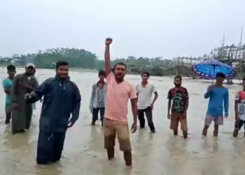 শীঘ্ৰে দলং নিৰ্মাণৰ দাবীত কাউলীত মটঙা নৈৰ পানীত নামি ৰাইজৰ তীব্ৰ প্ৰতিবাদ