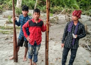 ব্ৰহ্মপুত্ৰ নদীৰ কোবাল সোঁতত উটি যোৱা তিনি কিশোৰক উদ্ধাৰ কাজিৰঙাৰ বন কৰ্মীৰ