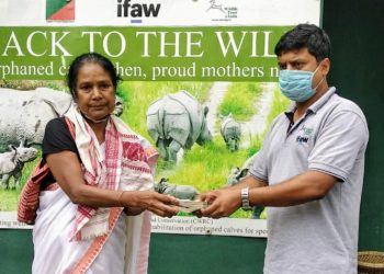 কাজিৰঙাৰ বন্যপ্ৰাণী পুনৰ সংস্থাপন আৰু সংৰক্ষণ কেন্দ্ৰলৈ ১ লাখ টকা আগবঢ়ালে ৰুমী দত্তই