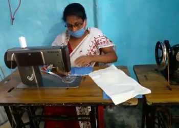 মাস্ক প্ৰস্তুতেৰে অভিলেখ সৃষ্টি কৰি সকলোৰে আদৰ্শ হৈ পৰিছে টীয়কৰ বিদিশা দত্ত শইকীয়া