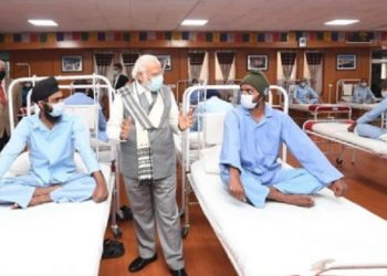 লাডাখত উপস্থিত হৈ আঘাতপ্ৰাপ্ত সেনা বাহিনীৰ জোৱানৰ খবৰ ল’লে প্ৰধান মন্ত্ৰী মোদীয়ে
