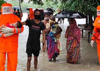 বজালীত পহুমাৰা নৈৰ বানৰ তাণ্ডৱ; দুঠাইত মথাউৰি চিঙি বিস্তীৰ্ণ অঞ্চল প্লাৱিত