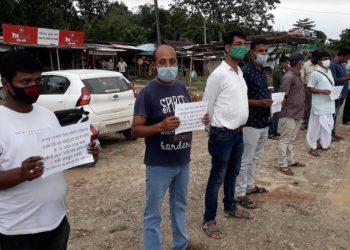 সাংবাদিক ৰাজীৱ শৰ্মাক গ্ৰেপ্তাৰৰ প্ৰতিবাদত টীয়কত সাংবাদিকৰ বিক্ষোভ
