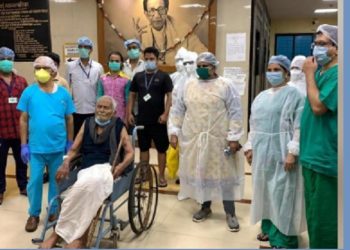 ক’ৰ’না পৰাজিত; চিকিৎসালয়ত ১০০ বছৰীয়া জন্মদিন পালন কৰি সুস্থ হৈ ঘৰলৈ উভতিল মুম্বাইৰ এগৰাকী বৃদ্ধ