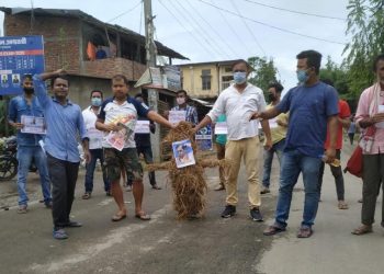 অখিল গগৈৰ মুক্তিৰ দাবীত আমগুৰিৰ চামগুৰিত প্ৰতিবাদ বিভিন্ন দল সংগঠনৰ