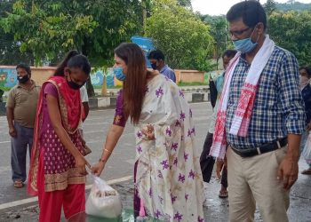 মহানগৰীৰ দুই শতাধিক পৰিয়ালৰ মাজত খাদ্য সামগ্ৰী বিতৰণ