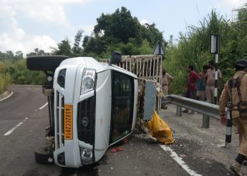 লাংটিঙত ব্ৰয়লাৰ কঢ়িওৱা গাড়ী দুৰ্ঘটনাগ্ৰস্ত; এজন লোক নিহত