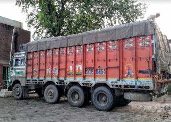 বোকাখাতত কাঠ ভৰ্তি ট্ৰাক জব্দ; হেণ্ডিমেন সহ চালকক গ্ৰেপ্তাৰ