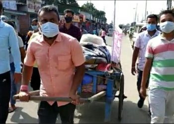 মৰিয়নীৰ ৰাজপথত ঠেলা চলাই বান সাহায্য সংগ্ৰহ বিধায়ক ৰূপজ্যোতি কুৰ্মীৰ 