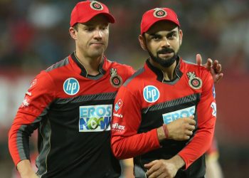 বিৰাট কোহলী আৰু ভিলিয়াৰ্ছৰ আদৰণীয় পদক্ষেপ; এনেদৰে ক’ভিড যোদ্ধাক জনালে সন্মান