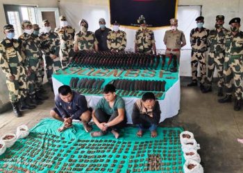ভাৰত-বাংলাদেশ সীমান্তত তিনিজন অস্ত্ৰ সৰবৰাহকাৰীৰ লগতে বৃহৎ পৰিমাণৰ অস্ত্ৰ-শস্ত্ৰ জব্দ বি এছ এফৰ