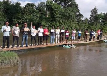 পেঙেৰী পপোলাজান-দুৱাৰমাৰা সংযোগী দলং নিৰ্মাণৰ দাবীত আছু-যুৱ ছাত্ৰ পৰিষদৰ প্ৰতিবাদ