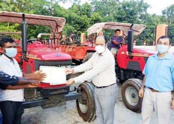 বৰপেটাত পুনৰ উপায়ুক্তই বিলালে মুখ্য মন্ত্ৰী গ্ৰাম্য যোজনাৰ ট্ৰেক্টৰ