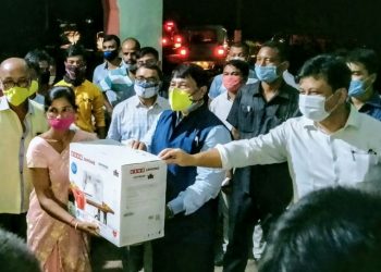 হিতাধিকাৰীৰ মাজত টিনপাট, চিলাই মেচিন, স্প্রে-মেচিন আৰু বীজ বিতৰণ মন্ত্রী অতুল বৰাৰ