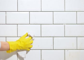 cleaning-wall-til