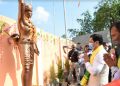 চাপৰ চাহ বাগিচাত বীৰচা মুণ্ডা ষ্টেডিয়াম আৰু বিৰচা মুণ্ডাৰ প্ৰতিমূৰ্তি শুভ উদ্বোধন কৰিলে মুখ্য মন্ত্ৰী সোণোৱালে