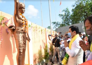 চাপৰ চাহ বাগিচাত বীৰচা মুণ্ডা ষ্টেডিয়াম আৰু বিৰচা মুণ্ডাৰ প্ৰতিমূৰ্তি শুভ উদ্বোধন কৰিলে মুখ্য মন্ত্ৰী সোণোৱালে