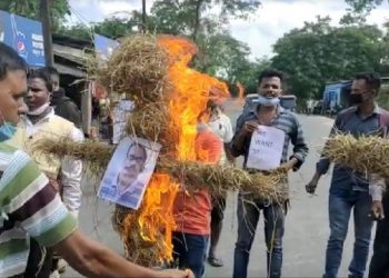 সাংসদ পল্লৱলোচন দাস আৰু শ্ৰম মন্ত্ৰী সঞ্জয় কিশানৰ প্ৰতিকৃতি দাহেৰে মাৰ্ঘেৰিটাত আছাৰ উত্তাল প্ৰতিবাদ