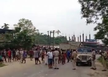 হালোৱাটিঙত অবৈধ মদৰ ঘাটি উচ্ছেদ কৰিবলৈ যোৱা আৰক্ষী-আবকাৰী বিভাগৰ দলক আক্ৰমণ