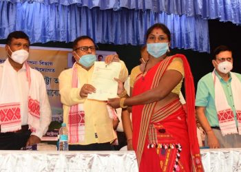 বিশ্বনাথত ২০৪৩ গৰাকী ভূমিহীন খিলঞ্জীয়াক ভূমি পট্টা প্ৰদান