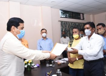 ৫ টাকৈ যুদ্ধবিৰতিত থকা আদিবাসী সংগঠনৰ নেতৃবৃন্দই সাক্ষাৎ কৰিলে মুখ্য মন্ত্ৰী সোণোৱালক
