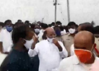 বন্যাৰ্তৰ খবৰ ল’বলৈ যোৱা বিধায়কৰ গালৈ দলিয়ালে চেণ্ডেল