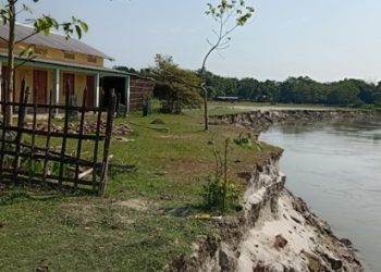মানাহৰ বুকুত শ শ বিঘা শস্যভূমি, ঘৰ-দুৱাৰ; নিমিষতে জাহ যাব পাৰে এখন প্ৰাথমিক বিদ্যালয়