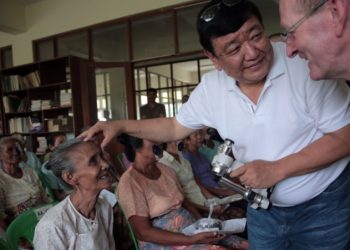 a nepal-eye-doctor