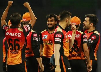 হায়দৰাবাদৰ বিৰুদ্ধে পৰাস্ত হৈ আই পি এলৰ পৰা বাহিৰ কোহলী নেতৃত্বাধীন ৰোয়েল চেলেঞ্জাৰ বাংগালোৰ