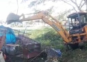 শিৱসাগৰৰ ঐতিহাসিক তলাতল ঘৰৰ সন্মুখত প্ৰশাসনৰ উচ্ছেদ অভিযান; থলুৱা লোকৰ অস্থায়ী দোকান উচ্ছেদ