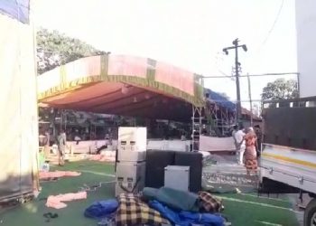 খাটি খোৱা লোকৰ কথা চিন্তা নকৰি মুখ্য মন্ত্ৰীৰ সভাৰ বাবে মূল পথতে নিৰ্মাণ কৰিলে মঞ্চ