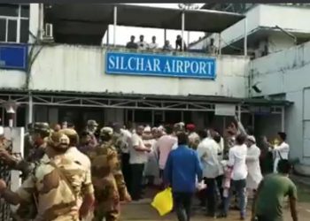আৰক্ষী-সেনাৰ সন্মুখতে “পাকিস্তান জিন্দাবাদ” ধ্বনি আজমলক আদৰিব যোৱা সমৰ্থকৰ