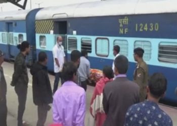 লাচিত এক্সপ্ৰেছ যাত্ৰীবাহী ৰে’লত যুৱকৰ মৃতদেহ উদ্ধাৰ; জোনাইত চাঞ্চল্য