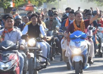 বিজেপিৰ বাইক ৰেলীত হেলমেট নোহোৱাকৈ দুচকীয়া বাহনৰ চালকৰ আসনত মন্ত্ৰী হিমন্ত বিশ্ব শৰ্মা