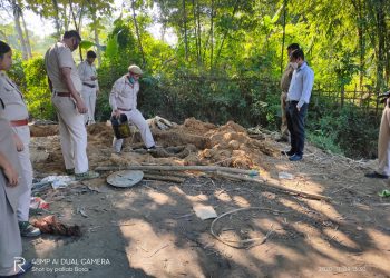 তিতাবৰত মহকুমা প্ৰশাসনে ধ্বংস কৰিলে কেইবাটাও অবৈধ চুলাই মদৰ ঘাটি