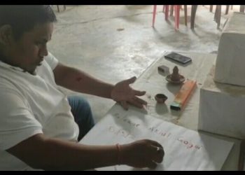 শৰীৰৰ তেজেৰে লিখি অখিল গগৈৰ মুক্তিৰ দাবী; মুণ্ডন কৰি প্ৰতিবাদ মনোজ গগৈৰ