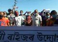 গৰাখহনীয়াত স্থানান্তৰিত পৰিয়ালক সংস্থাপনৰ দাবীত ঘেৰাও কৰিলে ৰাজহ চক্ৰ বিষয়াৰ কাৰ্যালয়