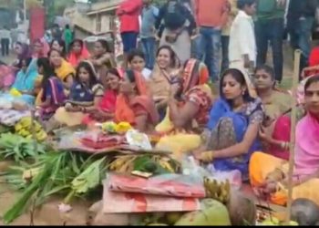 টীয়কৰ ঐতিহাসিক টীয়ক নদীৰ ঘাটত ষট পূজা উদযাপন