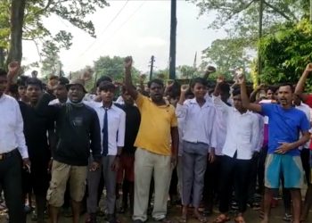 বিজেপি বিধায়ক ভাস্কৰ শৰ্মা মূৰ্দাবাদ ধ্বনিৰে মাৰ্ঘেৰিটাত আদিবাসী ছাত্ৰ সন্থাৰ পথ অবৰোধ