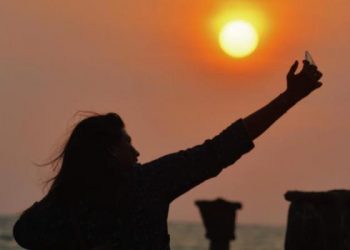 a selfie-women-EPS