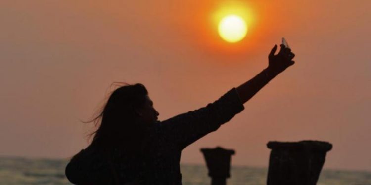 a selfie-women-EPS