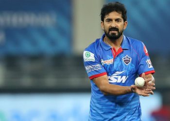 মোহিত শৰ্মাৰ পিতৃ পৰলোকগামী; হাতত ক’লা বেল্ট পৰিধান কৰি শ্ৰদ্ধাঞ্জলি দিল্লী কেপিটেলছৰ খেলুৱৈৰ
