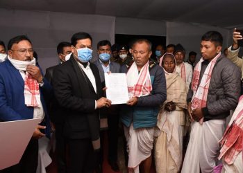 ছহিদ মৃত্যুঞ্জয় চুতীয়াৰ পৰিয়ালক ২০ লাখ টকাৰ চেক প্ৰদান