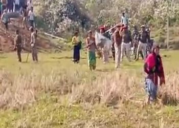 থলুৱাক উচ্ছেদ কৰি পুঁজিপতিক ভূমি হস্তান্তৰৰ ষড়যন্ত্ৰ; মহিলাৰ ওপৰত জপিয়াই পৰিল আৰক্ষী