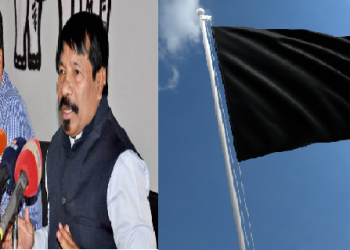 অগপৰ সভাপতি অতুল বৰা আৰু কেশৱ মহন্তক ক’লা পতাকা প্ৰদৰ্শন