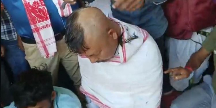 মুণ্ডন কৰি থকা অৱস্থাত সাংসদ শৰণীয়া