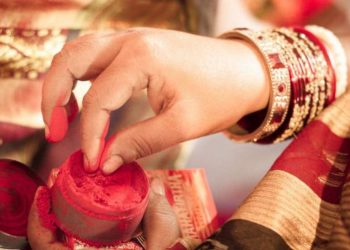 স্বামীয়ে শিৰত পিন্ধোৱা সেন্দূৰ খাই আত্মহত্যা এগৰাকী মহিলাৰ